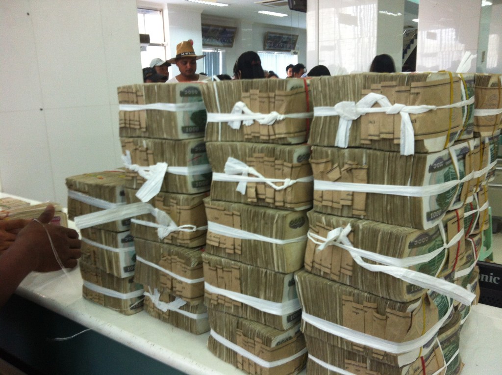 Kyats piled up 1000 = 1 US dollar