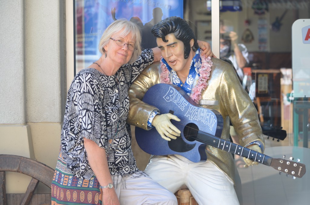 Narda duets with Elvis at the Aloha Tower