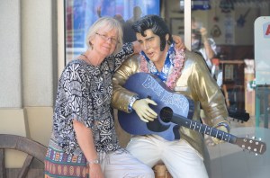 Narda duets with Elvis at the Aloha Tower