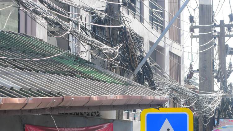 crossed wired - somehow current goes from a source to a receptor - or not