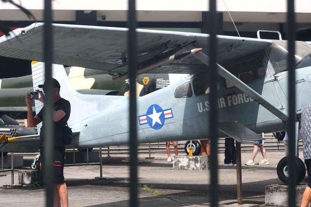 Yanks land to surrender to Vietnam and admit they lost and it was a stupid thing to do to begin with