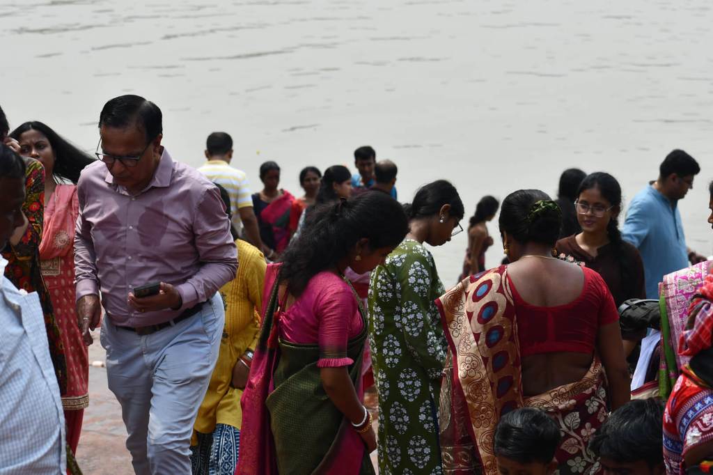 devotees bathing at the Dakshineswar Kali Temple