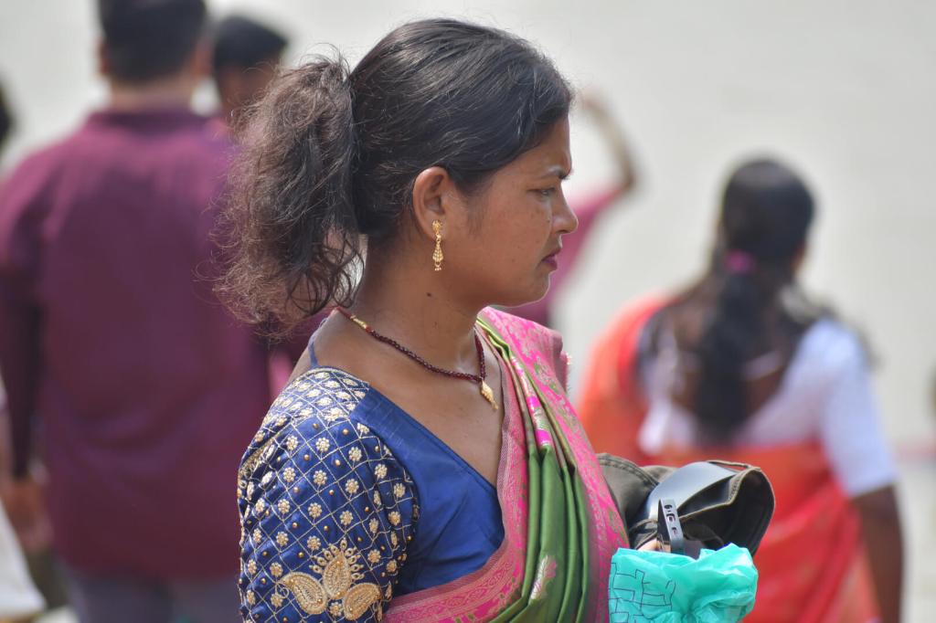 devotees bathing at the Dakshineswar Kali Temple